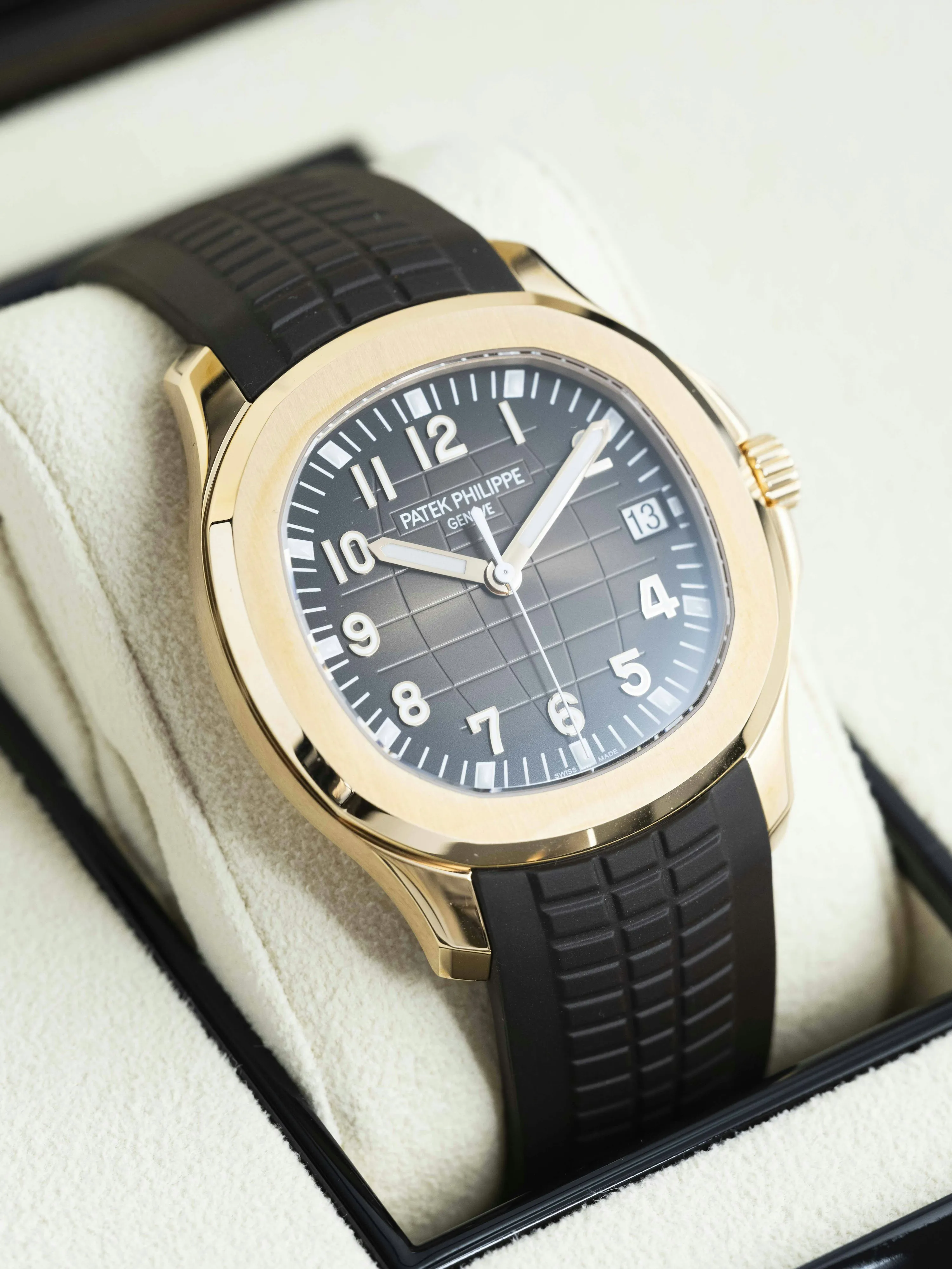 Patek Philippe Aquanaut 5167R 40.8mm Rose gold Brown 16