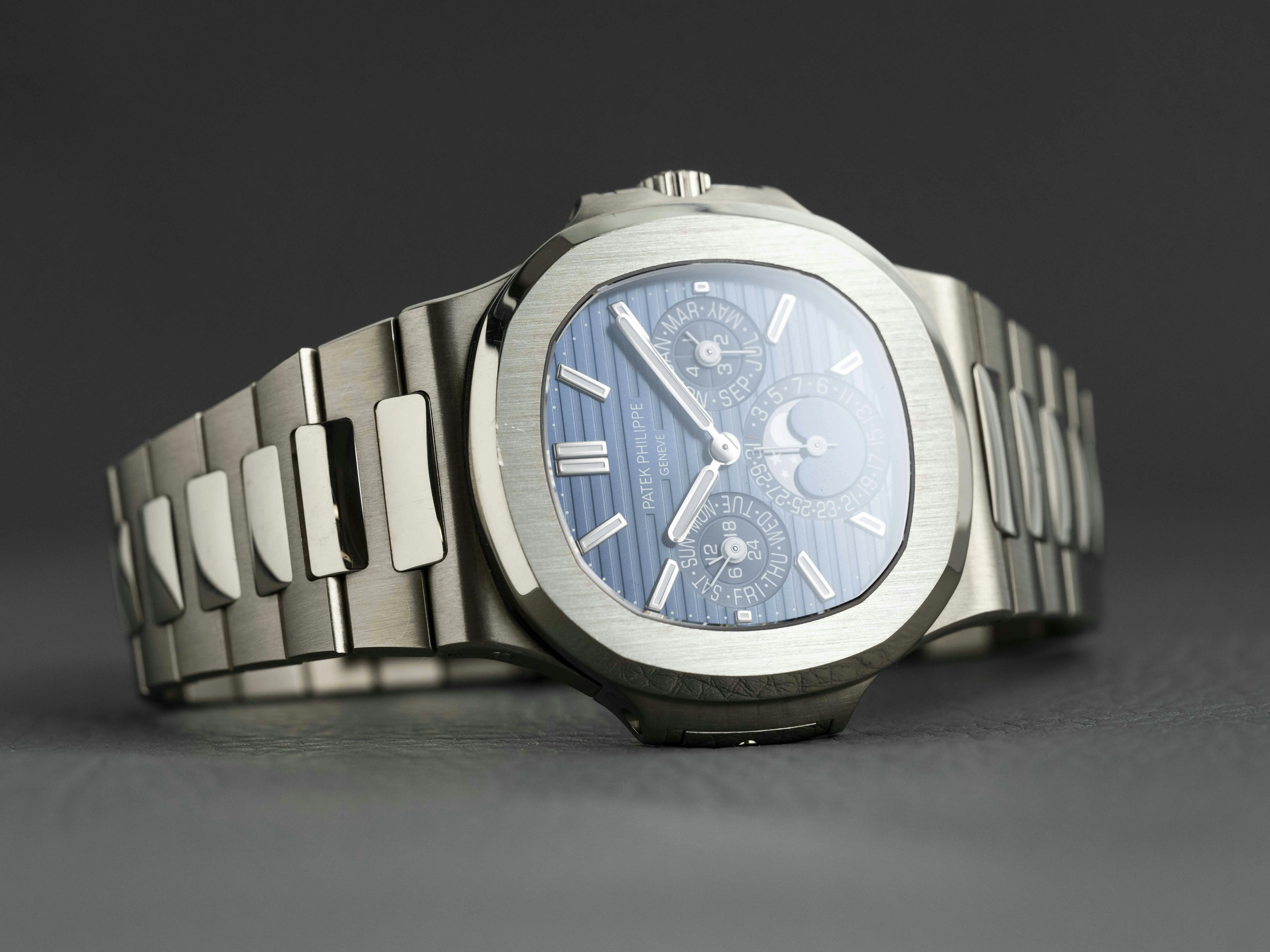 Patek Philippe Nautilus 5740/1G 40mm White gold Blue 1