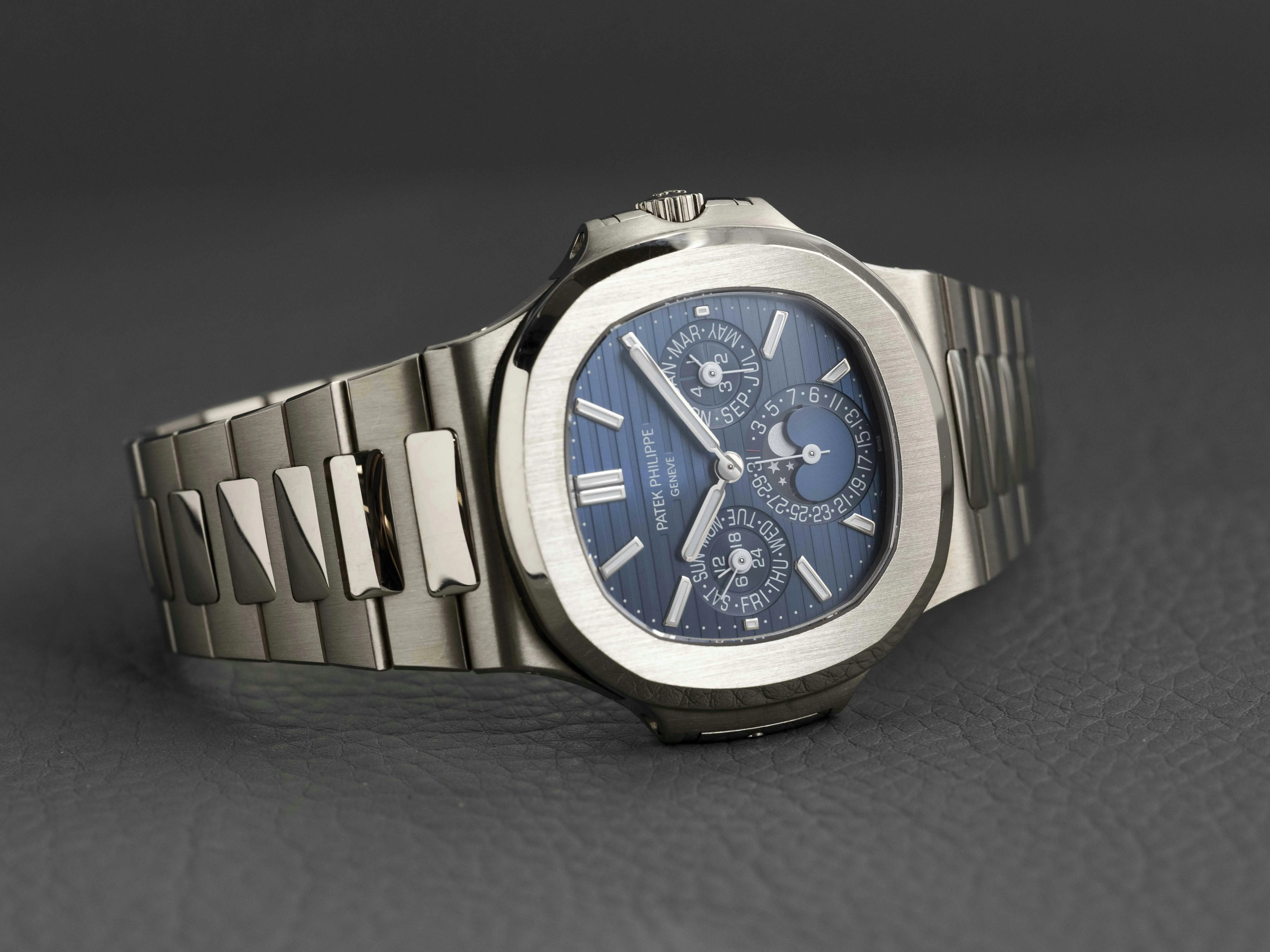 Patek Philippe Nautilus 5740/1G 40mm White gold Blue 2