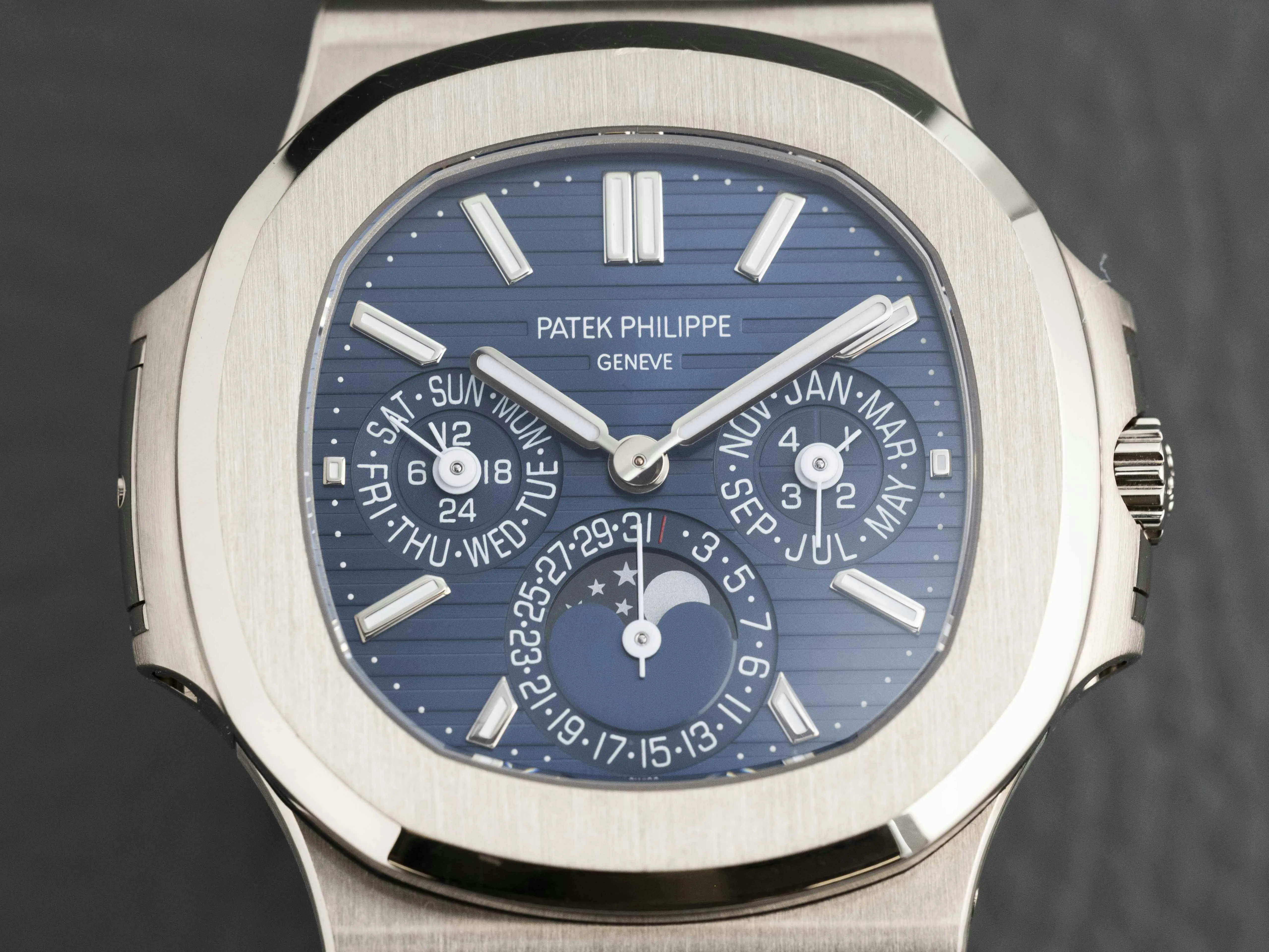 Patek Philippe Nautilus 5740/1G 40mm White gold Blue 5