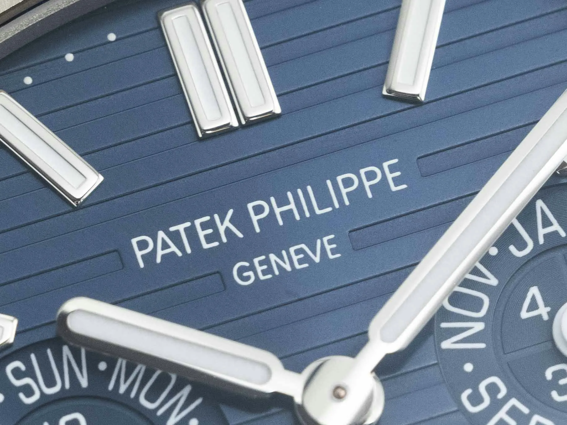 Patek Philippe Nautilus 5740/1G 40mm White gold Blue 8