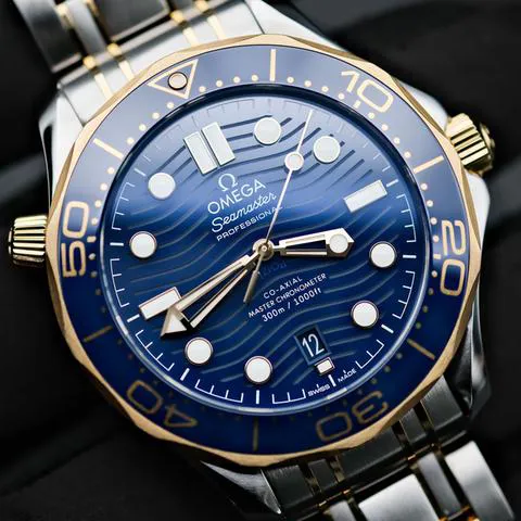 Omega Seamaster Diver 300M 210.20.42.20.03.001 42mm Yellow gold and Stainless steel Blue