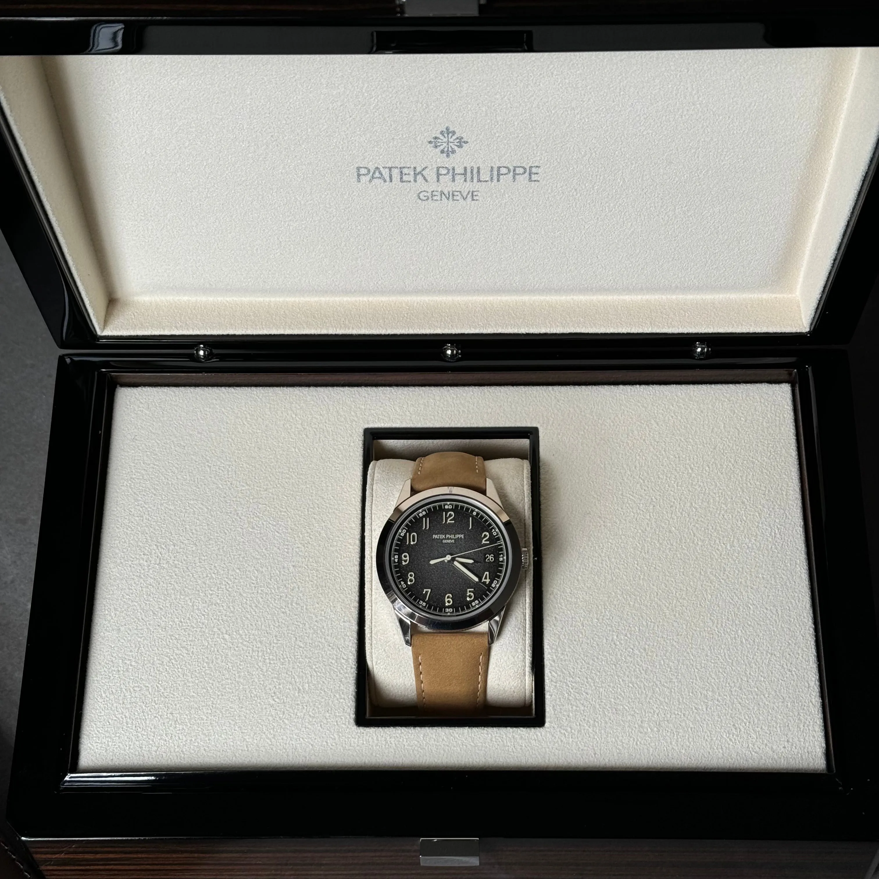 Patek Philippe Calatrava 5226G-001 White gold Gray 4