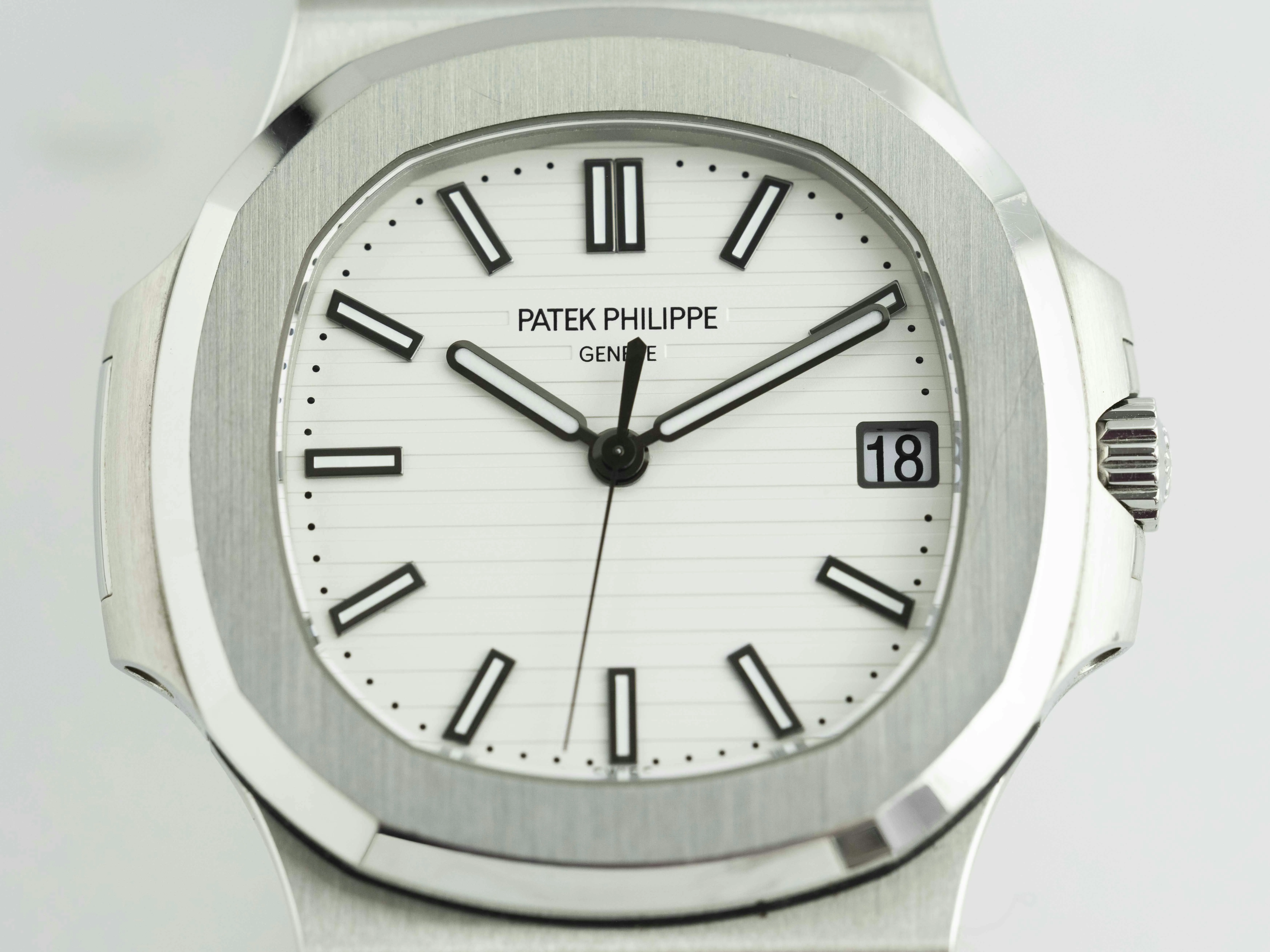 Patek Philippe Nautilus 5711/1A 40mm Stainless steel White 4