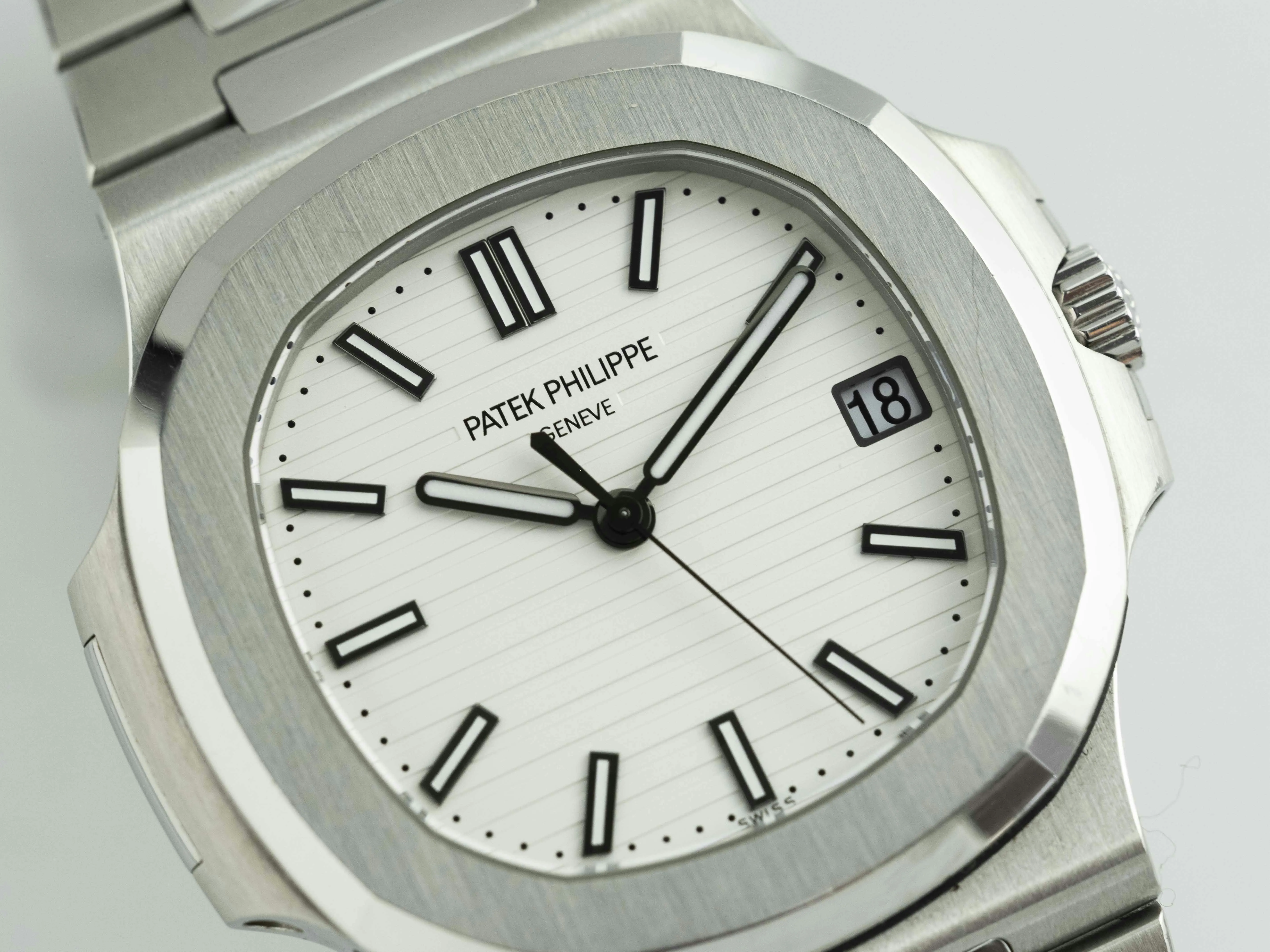 Patek Philippe Nautilus 5711/1A 40mm Stainless steel White 5