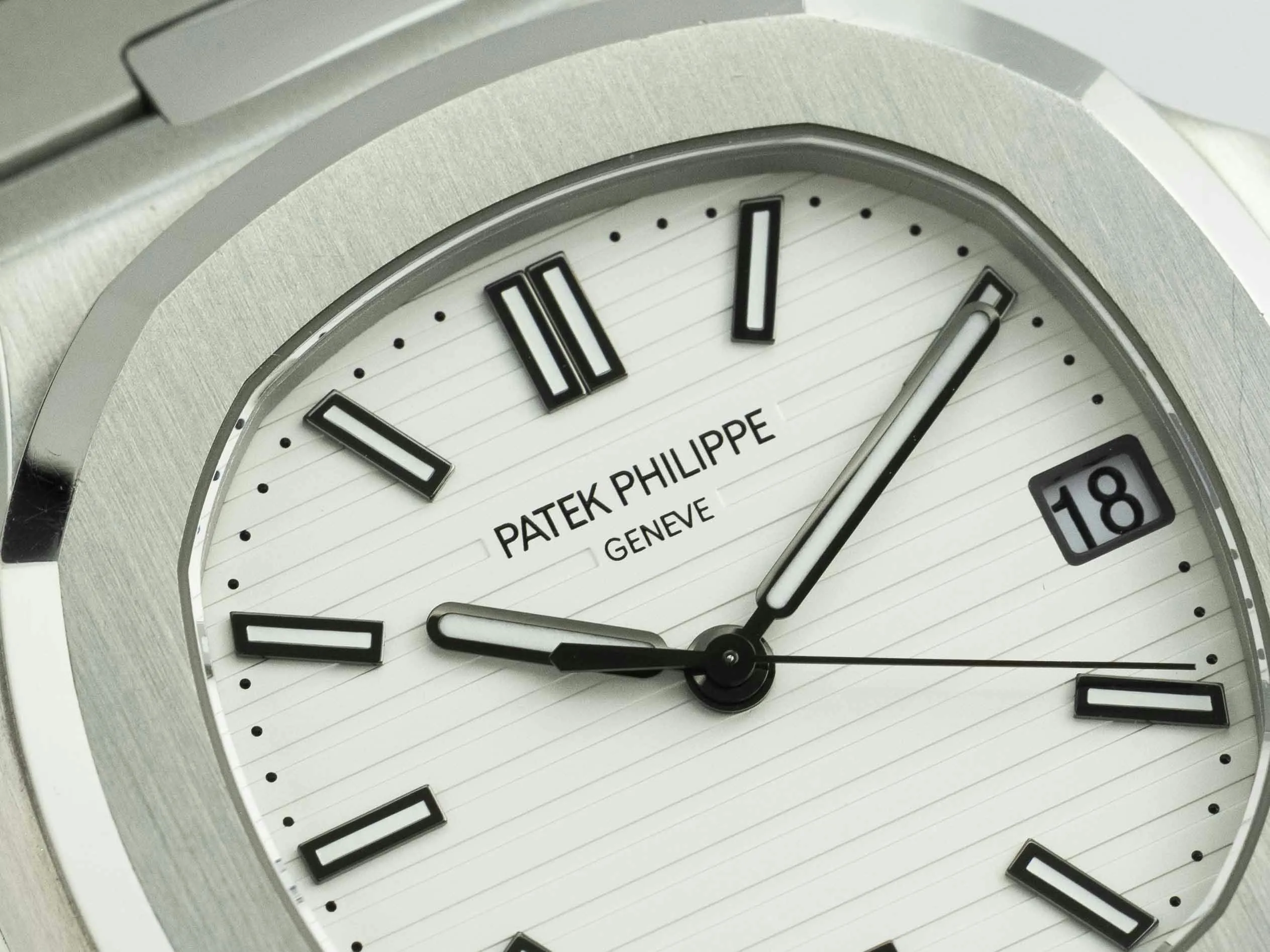 Patek Philippe Nautilus 5711/1A 40mm Stainless steel White 6