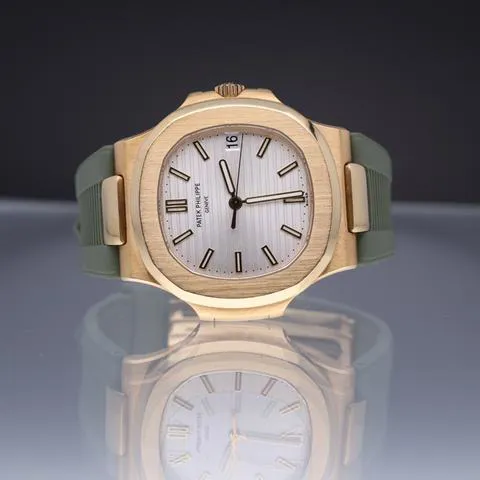 Patek Philippe Nautilus 5711J 40mm Yellow gold White