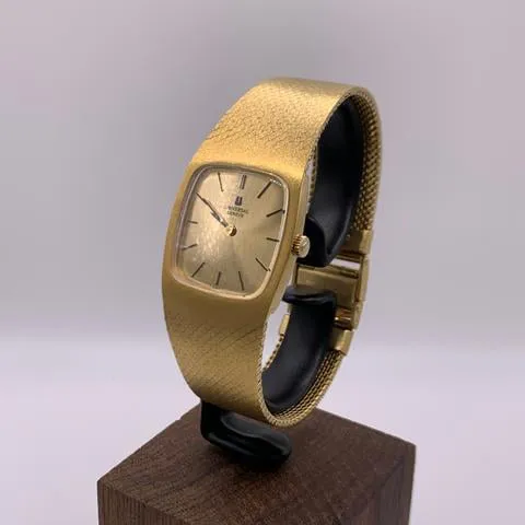 Universal Genève 27mm Yellow gold