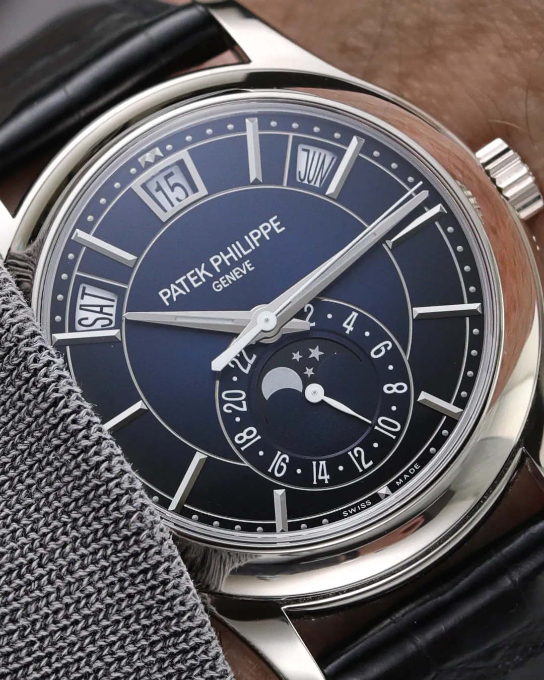 Patek Philippe Annual Calendar 5205G-013 40mm White gold Blue 9