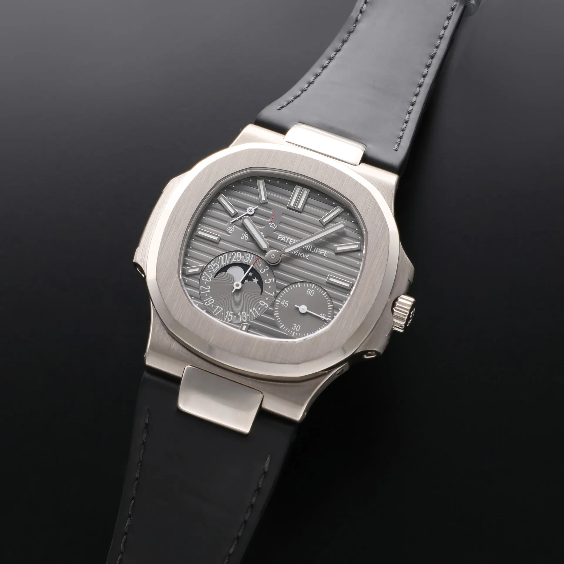 Patek Philippe Nautilus 5712G-001 40mm White gold Gray 1