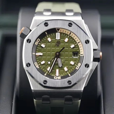 Audemars Piguet Royal Oak Offshore Diver 15720ST.OO.A052CA.01 42mm Stainless steel Green