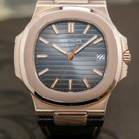 Patek Philippe Nautilus 5711R-001 40mm Rose gold Gray