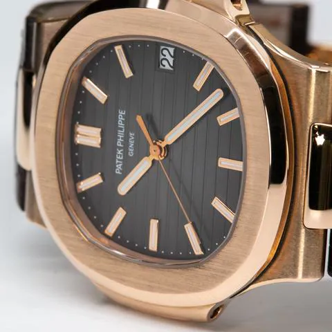 Patek Philippe Nautilus 5711R-001 40mm Rose gold Gray 4