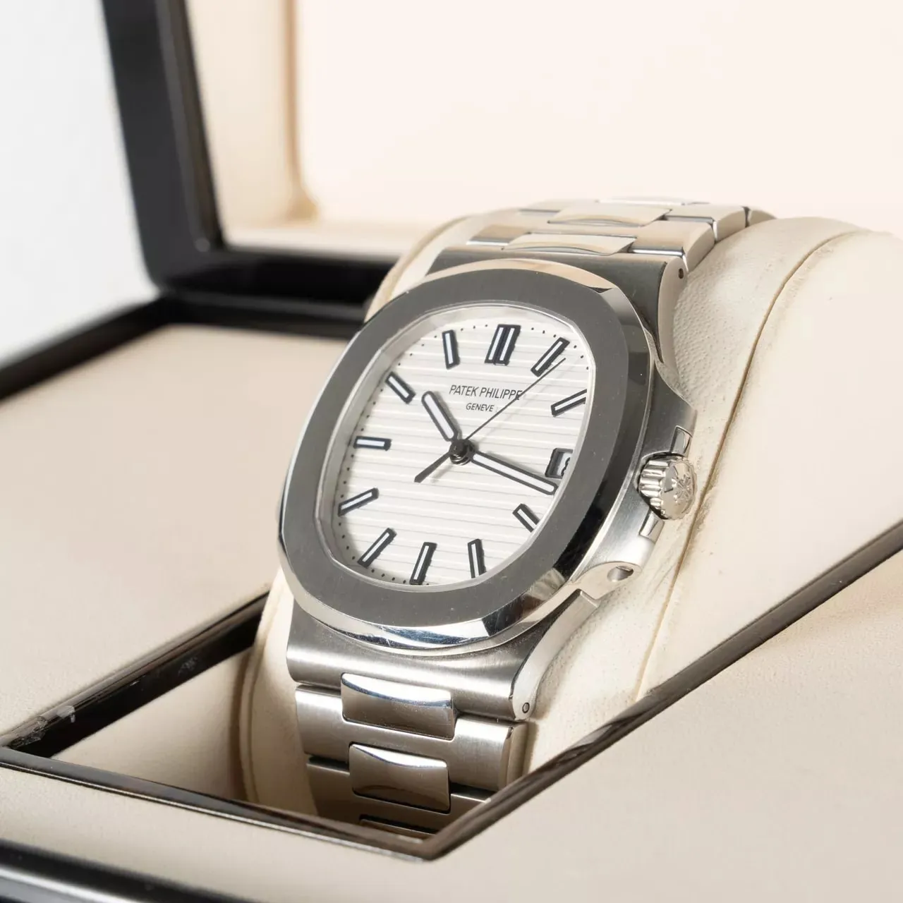 Patek Philippe Nautilus 5711/1A-011 40mm Stainless steel White 1