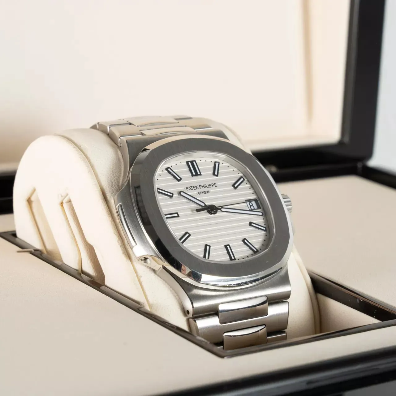 Patek Philippe Nautilus 5711/1A-011 40mm Stainless steel White 2