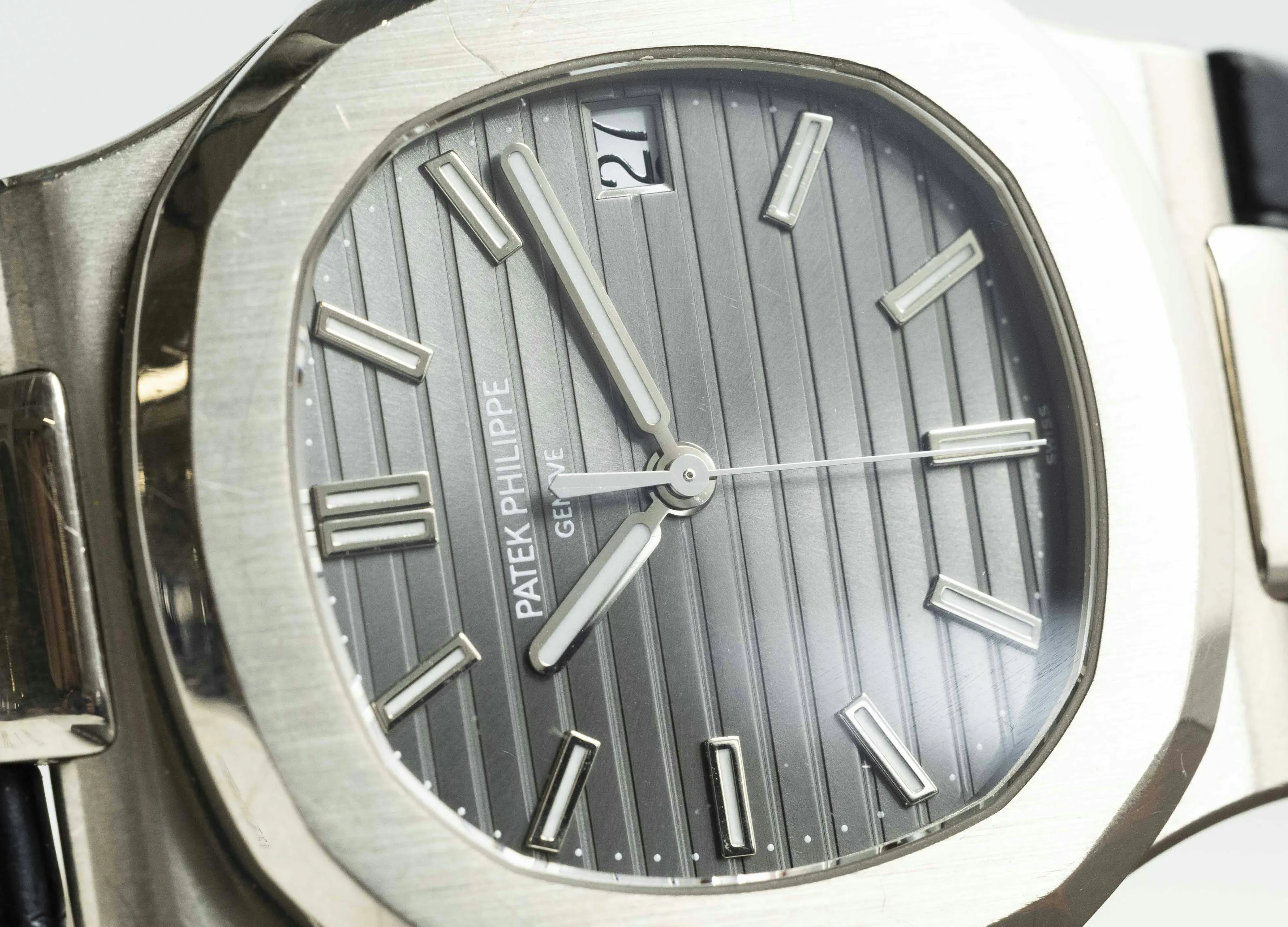 Patek Philippe Nautilus 5711G 40mm White gold Grey 2