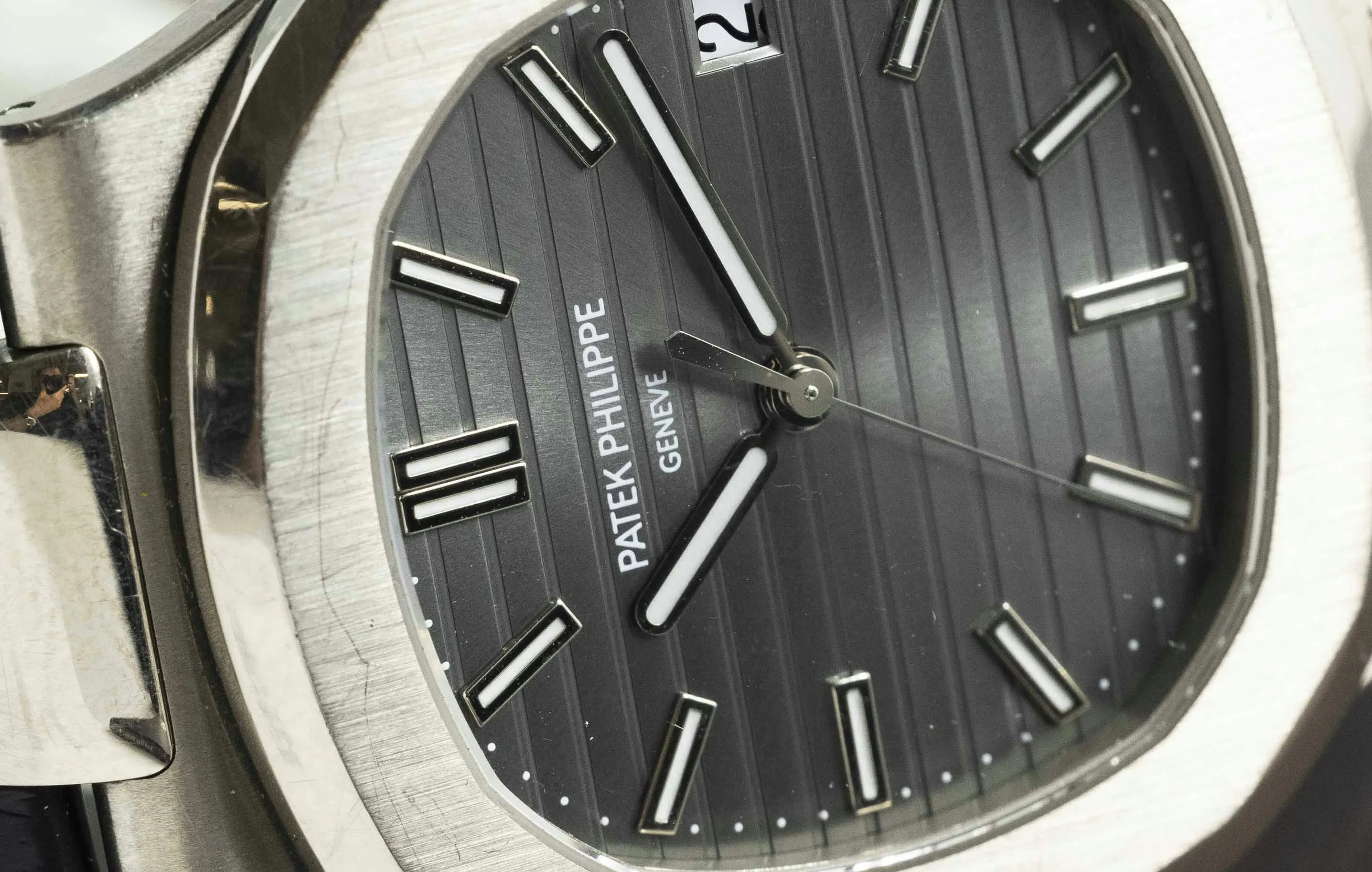 Patek Philippe Nautilus 5711G 40mm White gold Grey 3