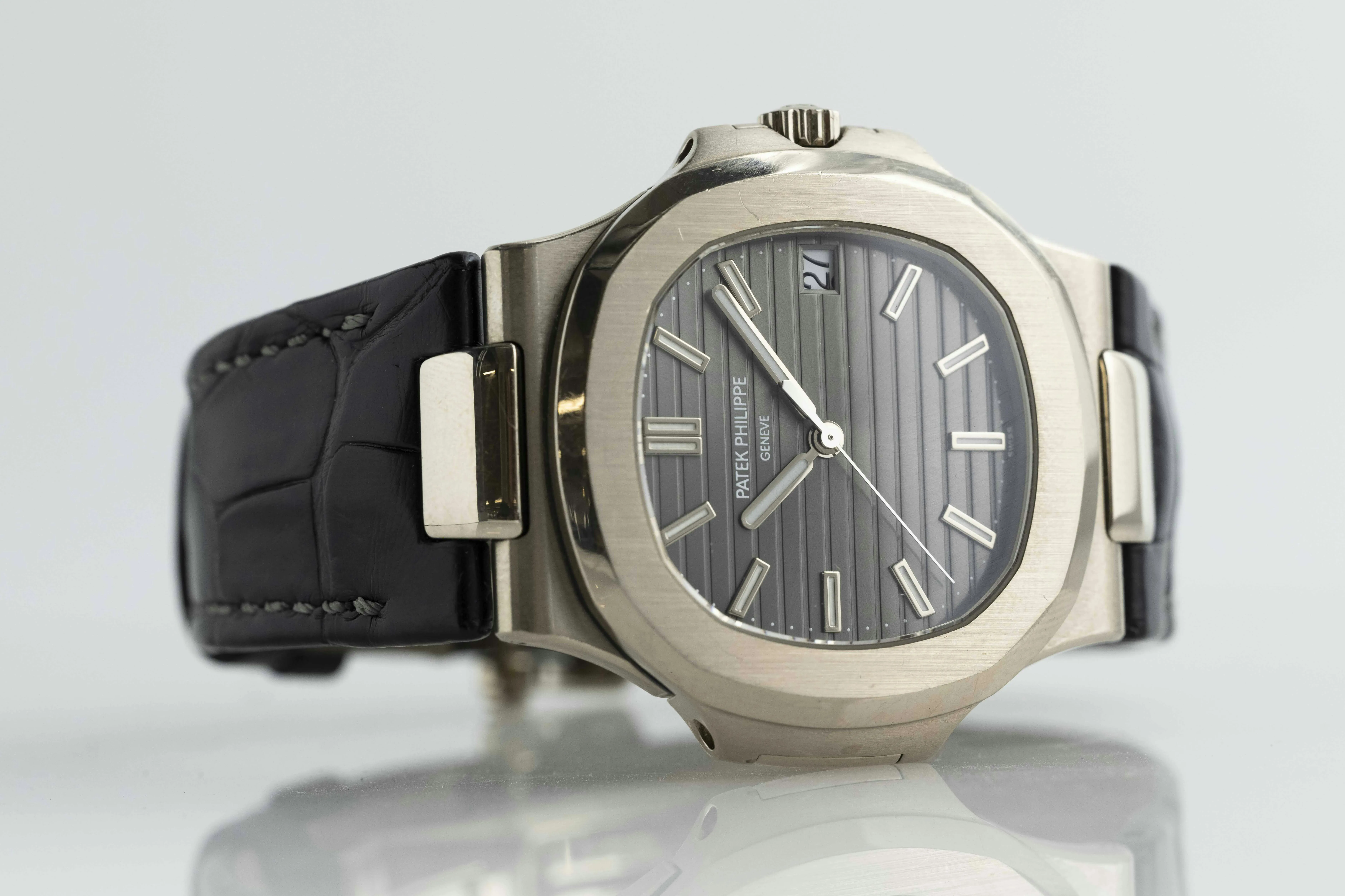 Patek Philippe Nautilus 5711G 40mm White gold Grey 18