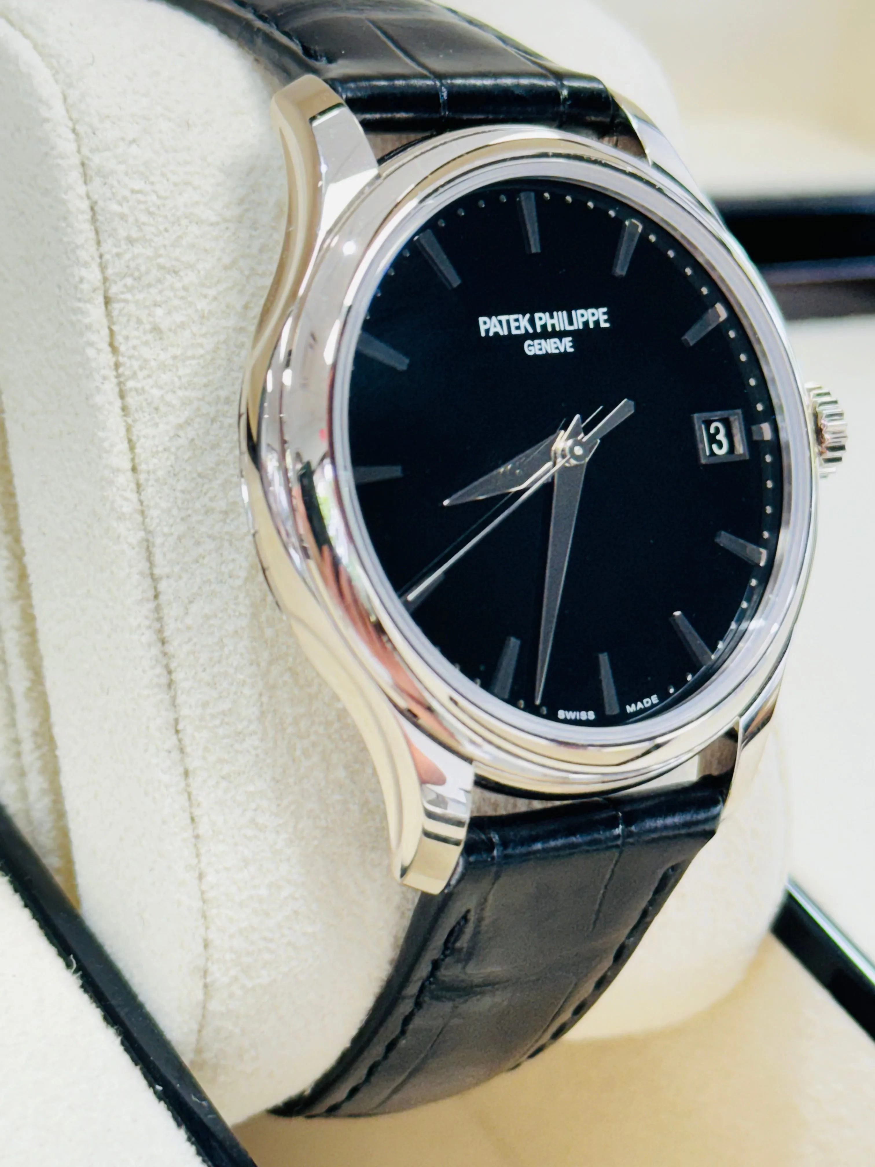 Patek Philippe Calatrava 5227G-010 39mm White gold Black