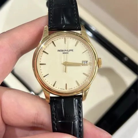 Patek Philippe Calatrava 5227J 39mm Yellow gold