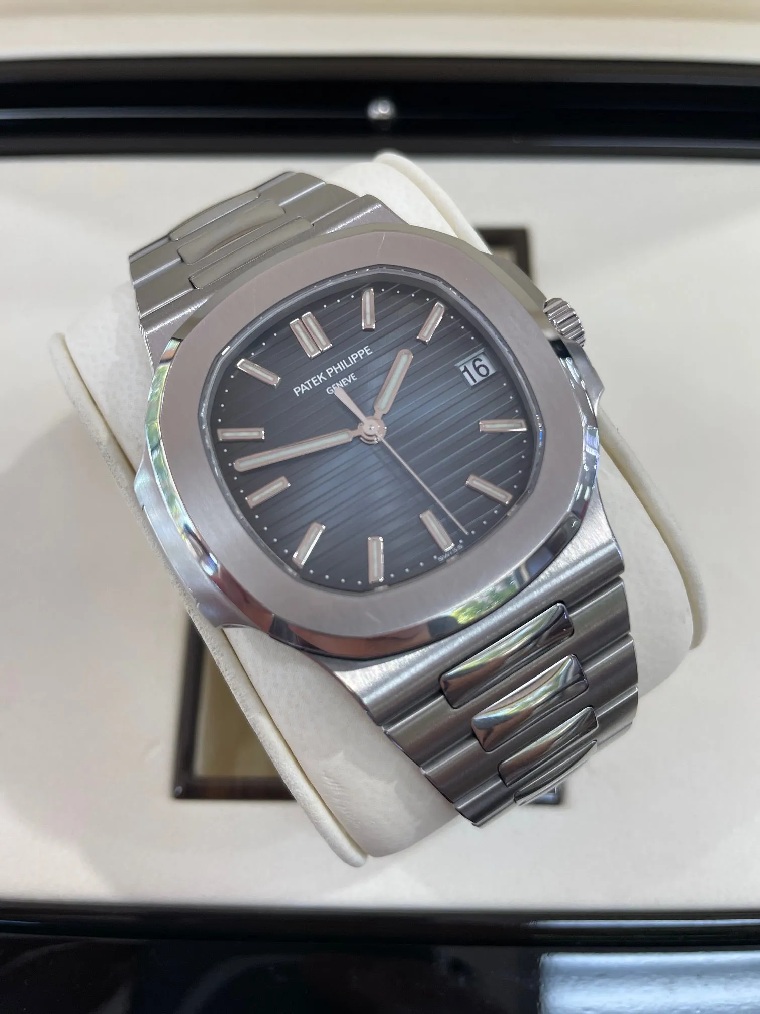 Patek Philippe Nautilus 5711/1A-010 40mm Stainless steel Blue 2