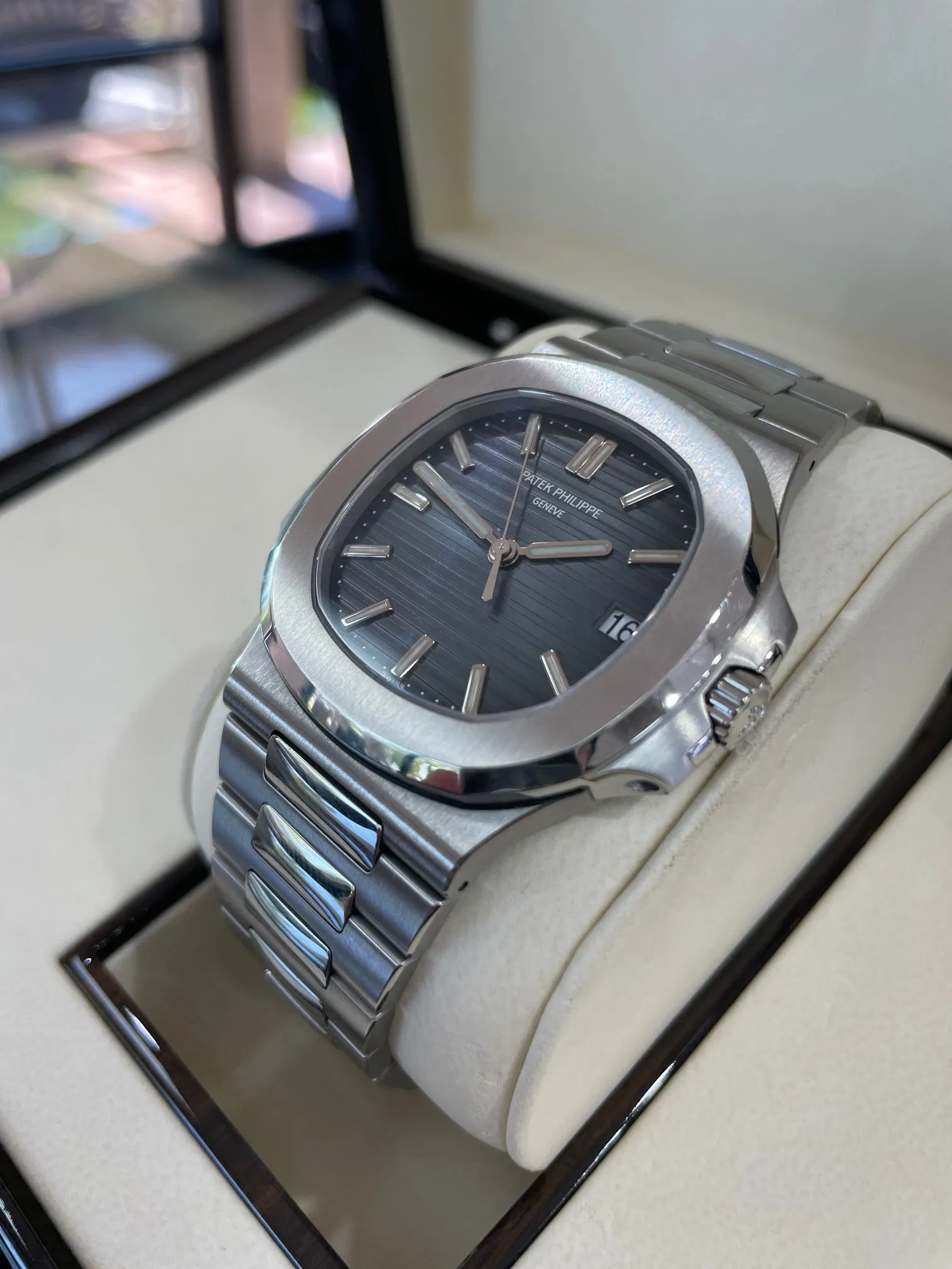 Patek Philippe Nautilus 5711/1A-010 40mm Stainless steel Blue 4