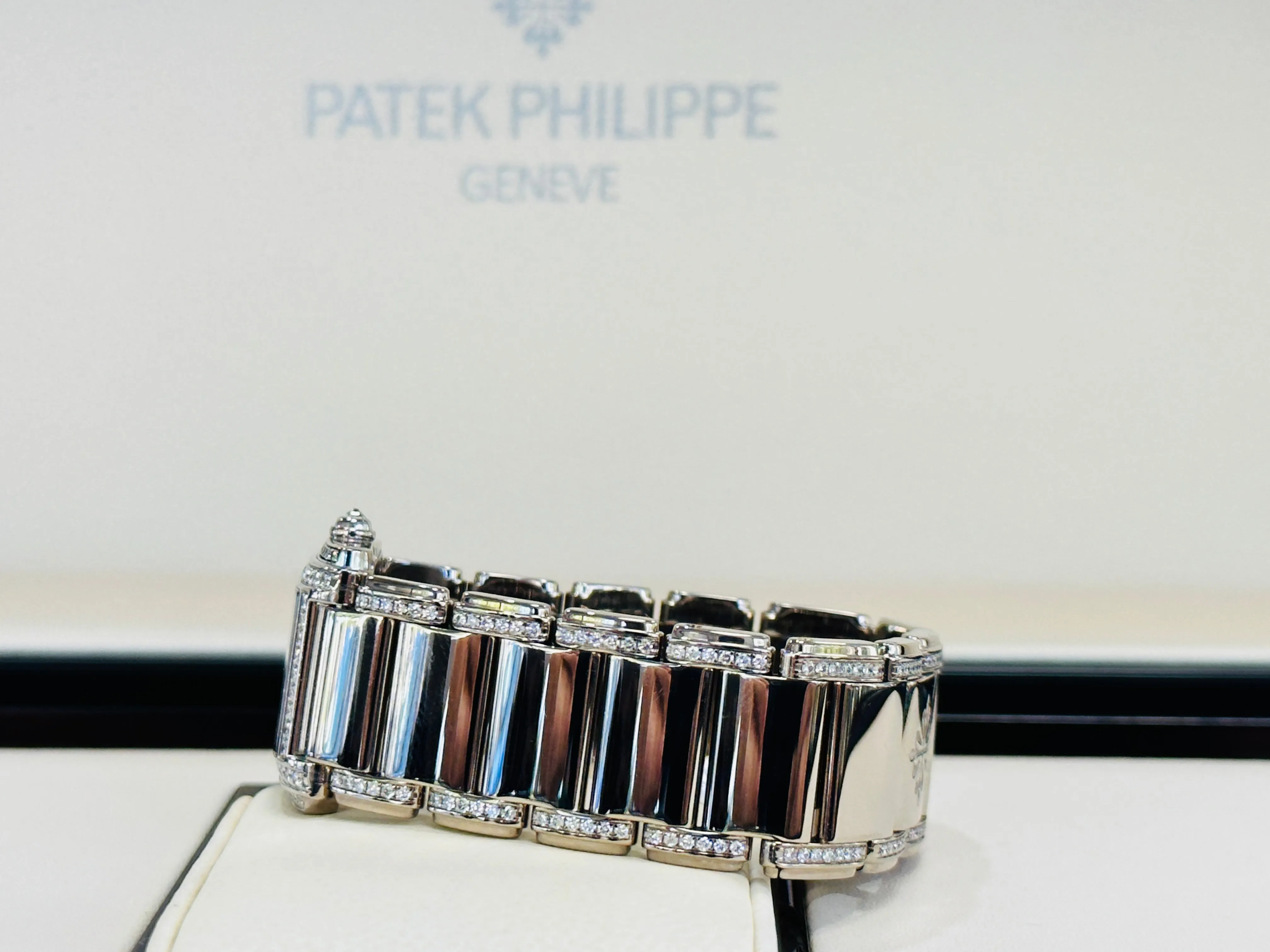 Patek Philippe Twenty~4 4908/200G-001 26.5mm White gold Factory Diamond Gray 8