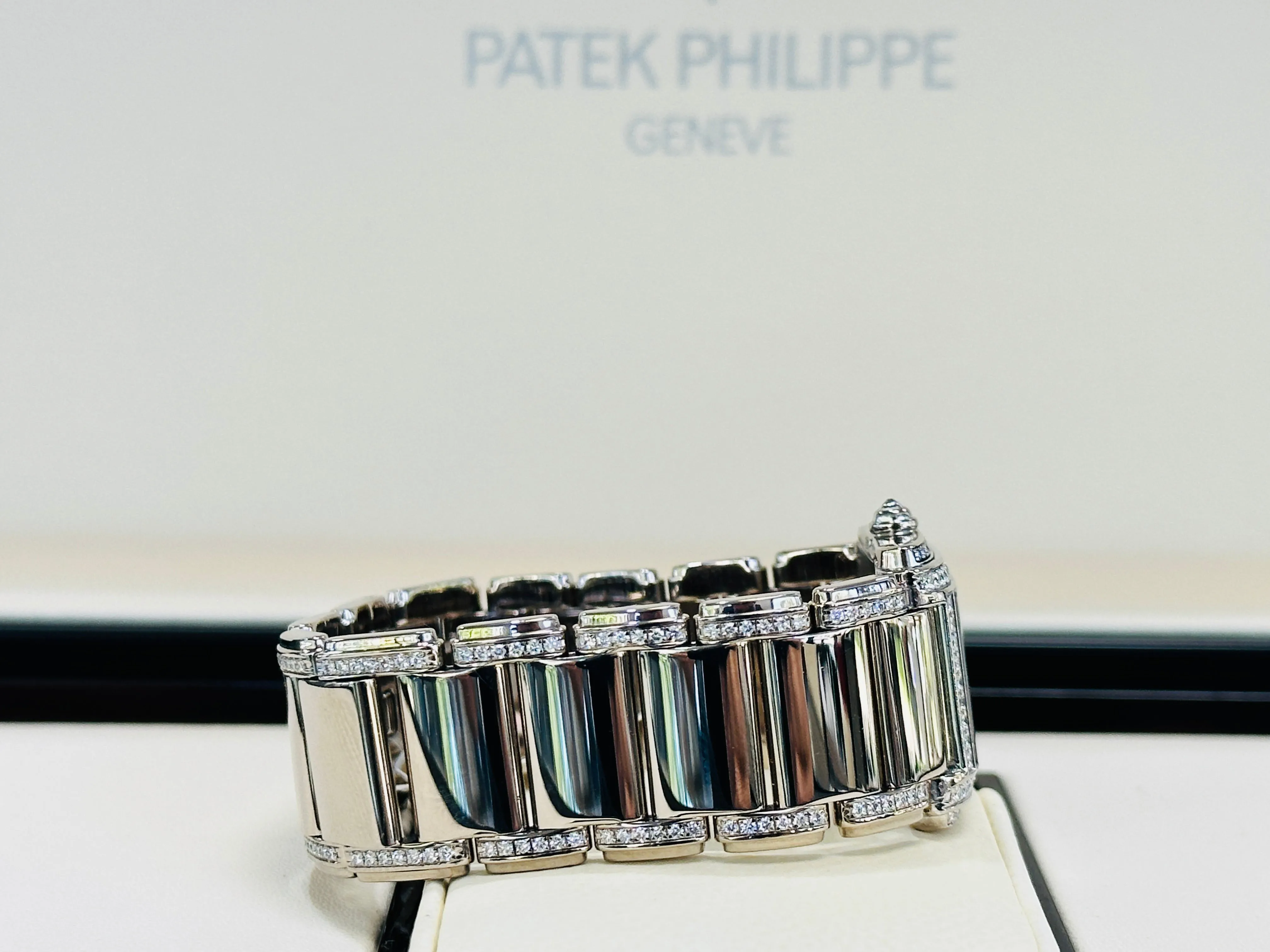 Patek Philippe Twenty~4 4908/200G-001 26.5mm White gold Factory Diamond Gray 9