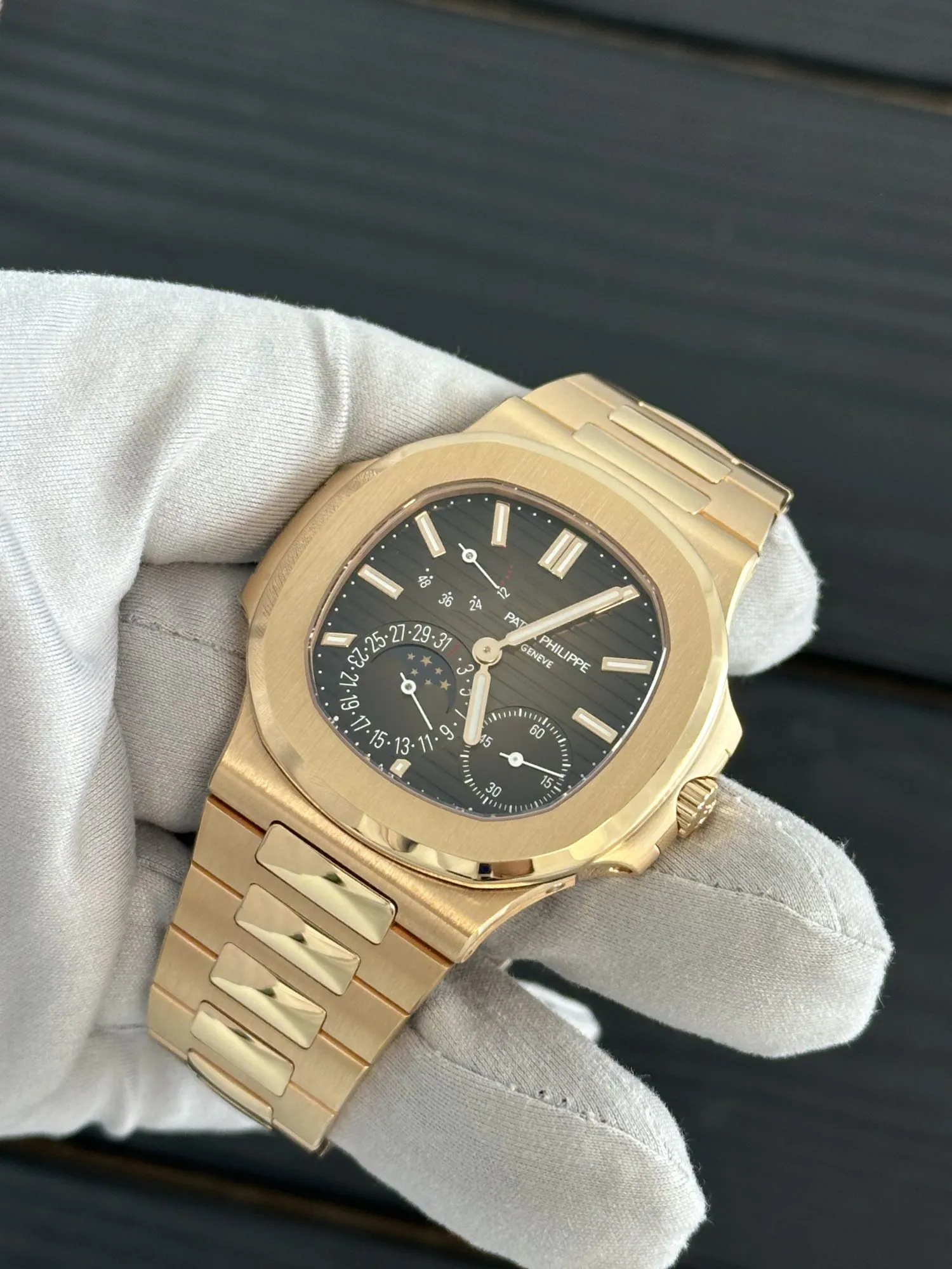 Patek Philippe Nautilus 5712/1R-001 40mm 18k rose gold Brown 1