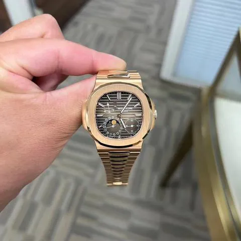 Patek Philippe Nautilus 5712/1R-001 40mm Rose gold Brown