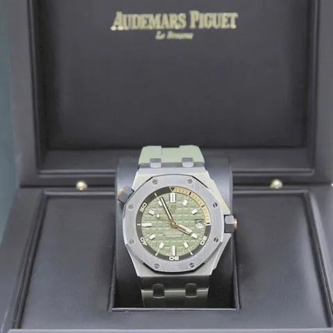 Audemars Piguet Royal Oak Offshore Diver 15720ST.OO.A052CA.01 42mm Stainless steel Green