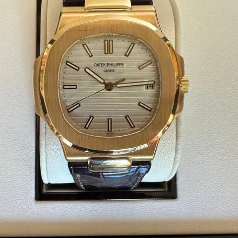 Patek Philippe Nautilus 5711J-001 40mm Yellow gold Silver 8