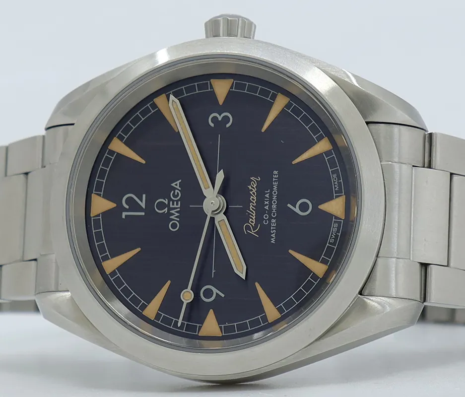 Omega Railmaster 220.10.40.20.01.001 40mm Stainless steel Black 3