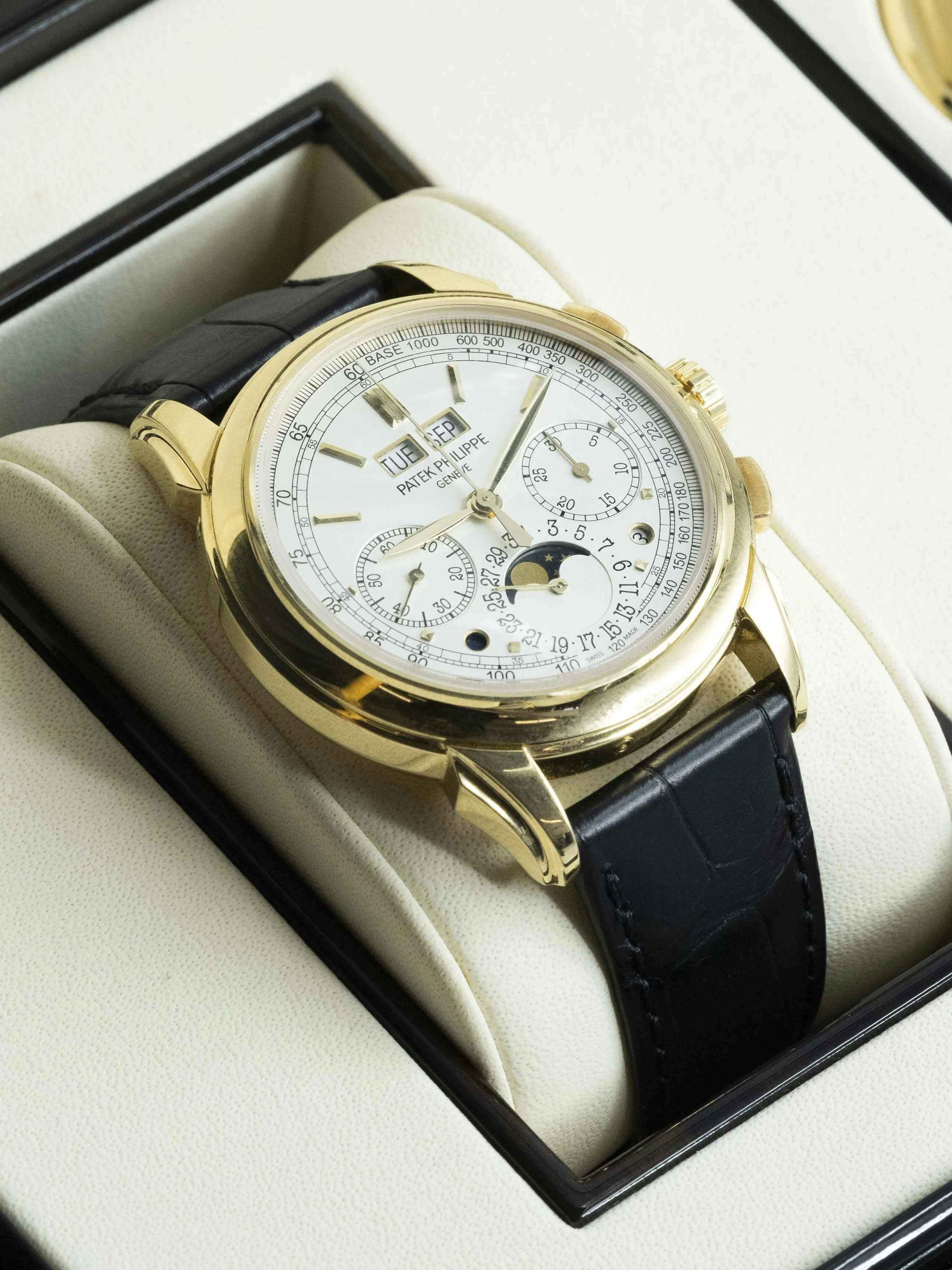 Patek Philippe Perpetual Calendar Chronograph 5270J 41mm Yellow gold Silver 19