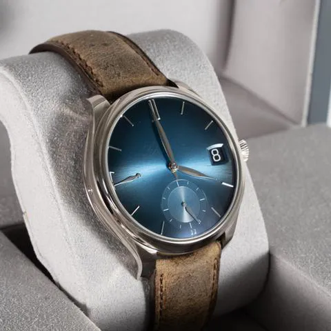 H. Moser & Cie. Endeavour 1341-0207 White gold Blue 2