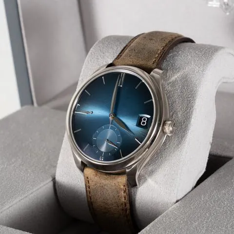 H. Moser & Cie. Endeavour 1341-0207 White gold Blue 3