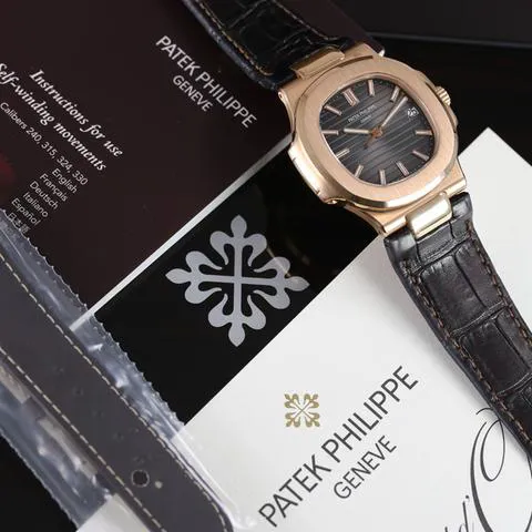 Patek Philippe Nautilus 5711R-001 40mm Rose gold Gray