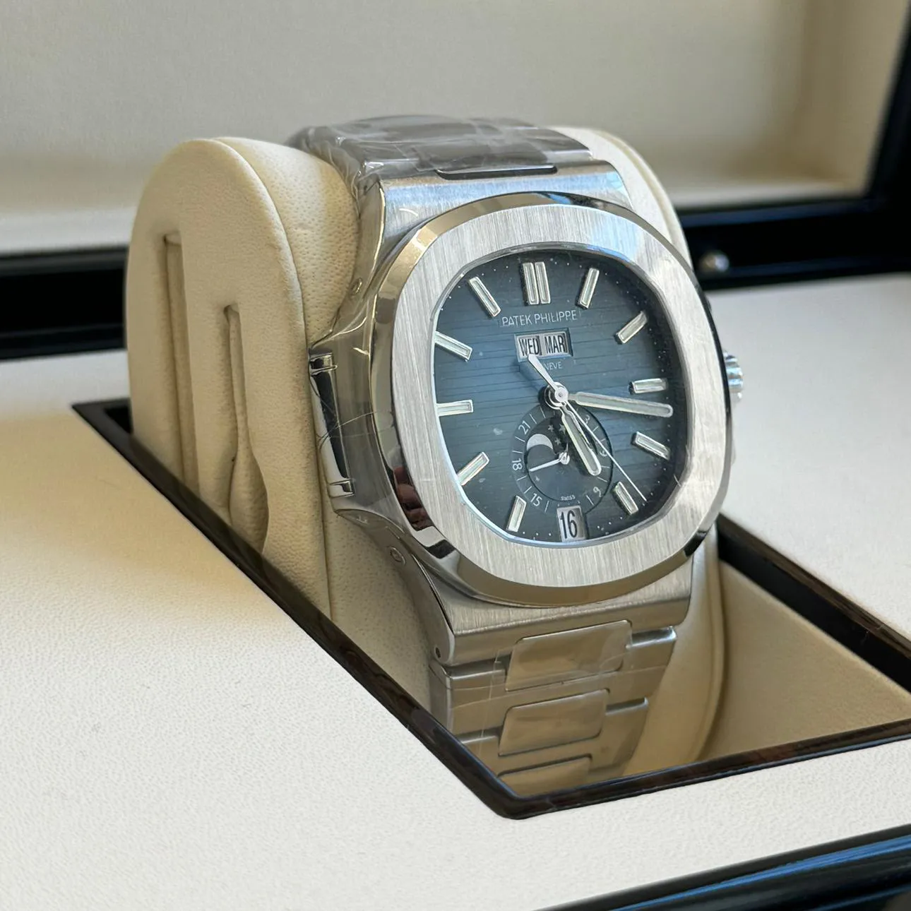 Patek Philippe Nautilus 5726/1A-014 40.5mm Stainless steel Blue 2