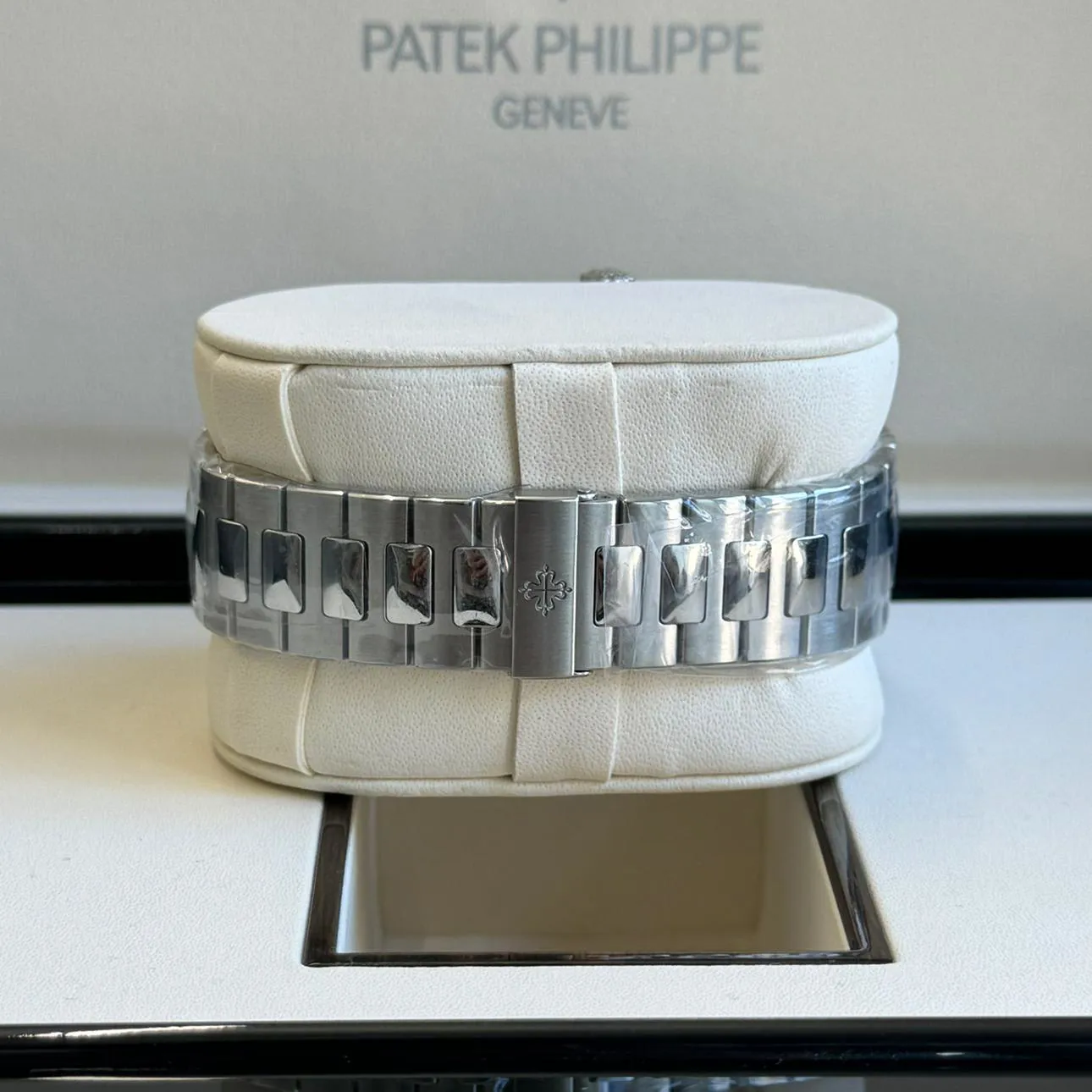 Patek Philippe Nautilus 5726/1A-014 40.5mm Stainless steel Blue 6