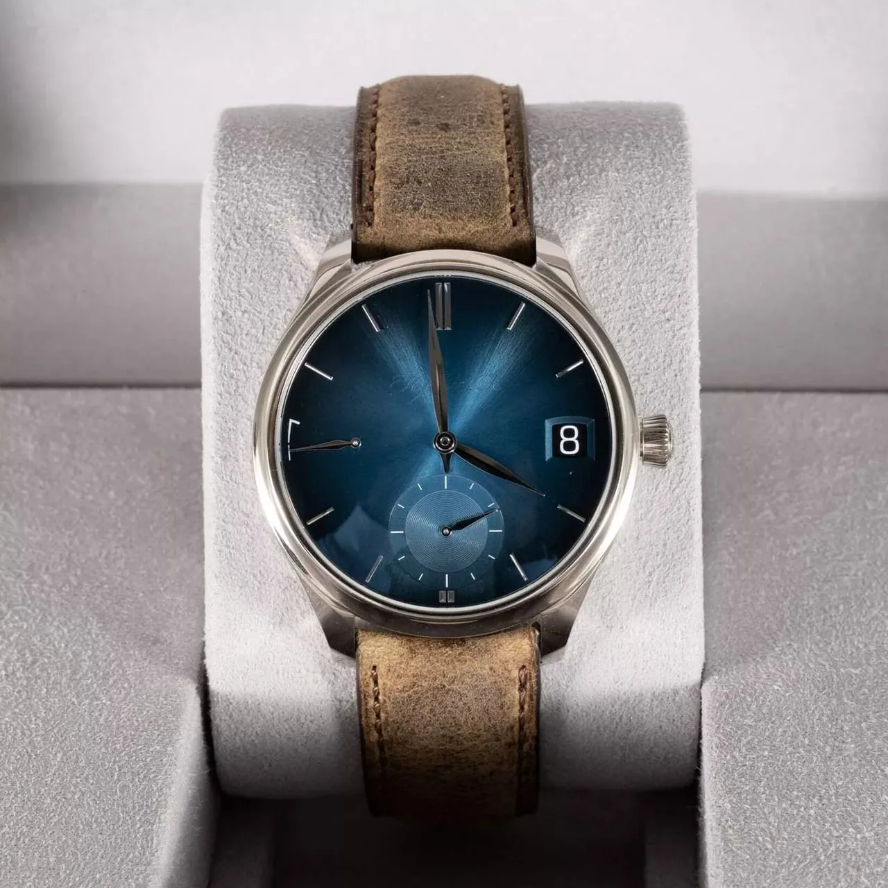 H. Moser & Cie. Endeavour 1800-0204 42mm White gold Blue