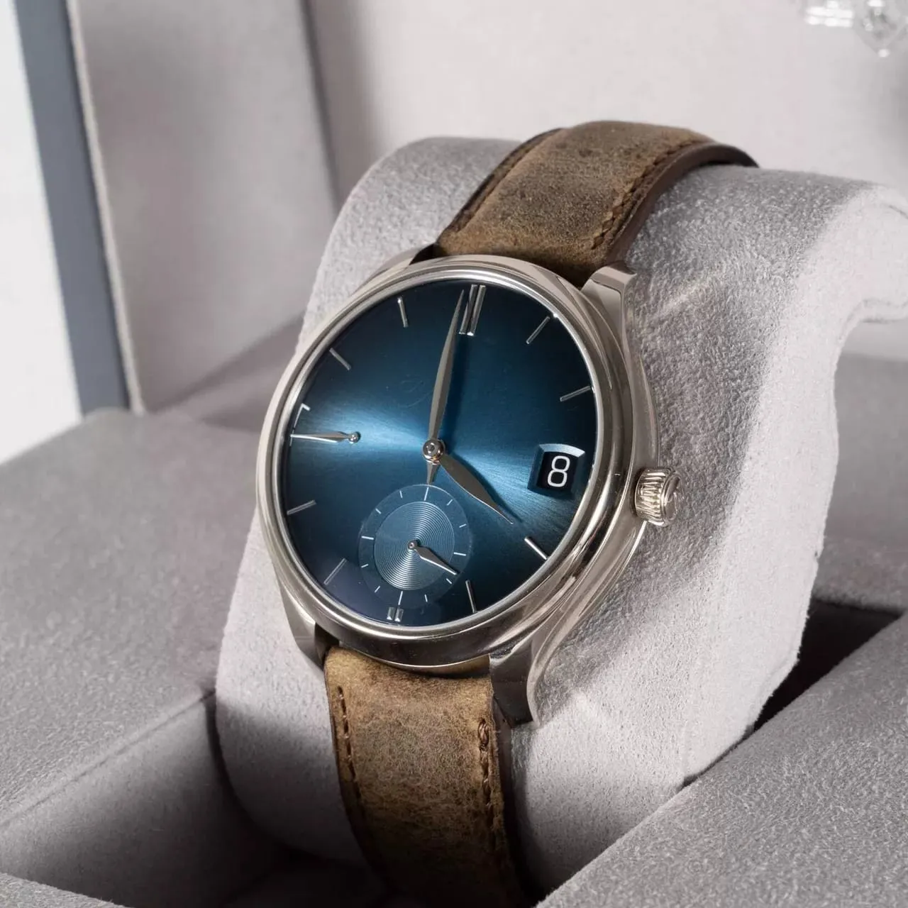 H. Moser & Cie. Endeavour 1800-0204 42mm White gold Blue 1