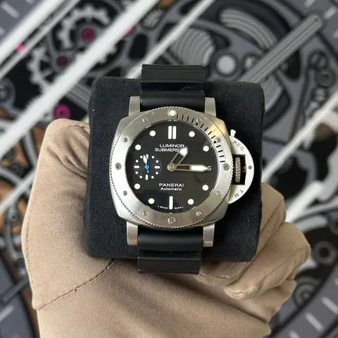 Panerai Submersible PAM 00682 42mm Stainless steel Black