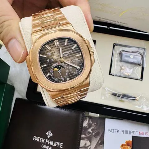 Patek Philippe Nautilus 5712/1R-001 40mm Rose gold Brown