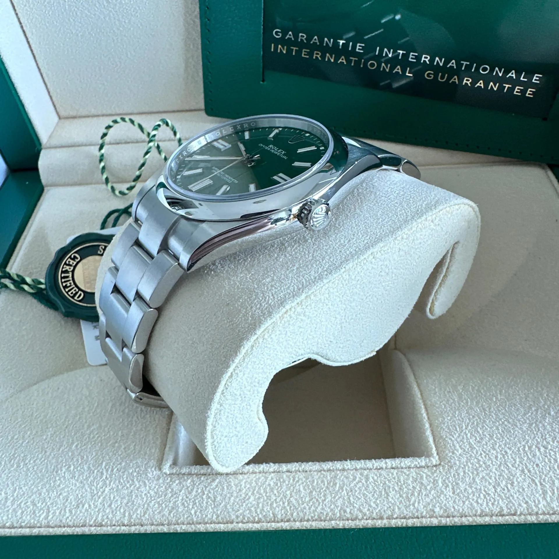 Rolex Oyster Perpetual 124300-0005 41mm Oystersteel Green 1