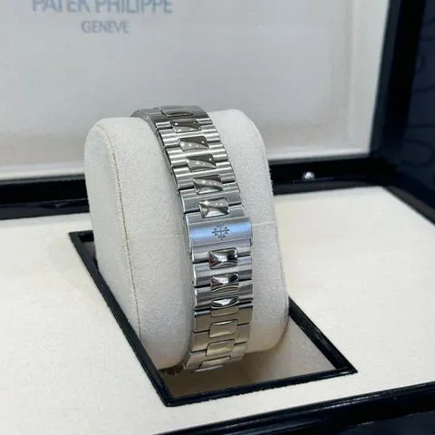 Patek Philippe Nautilus 5711/1A-011 40mm Stainless steel White 6