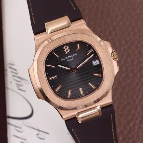 Patek Philippe Nautilus 5711R-001 40mm Rose gold Gray