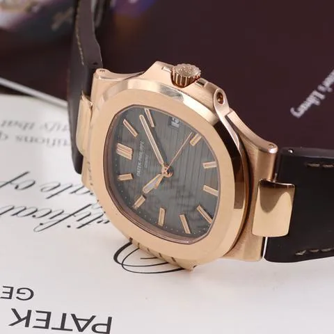 Patek Philippe Nautilus 5711R-001 40mm Rose gold Gray 6