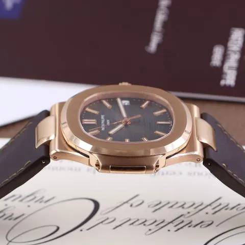 Patek Philippe Nautilus 5711R-001 40mm Rose gold Gray 8