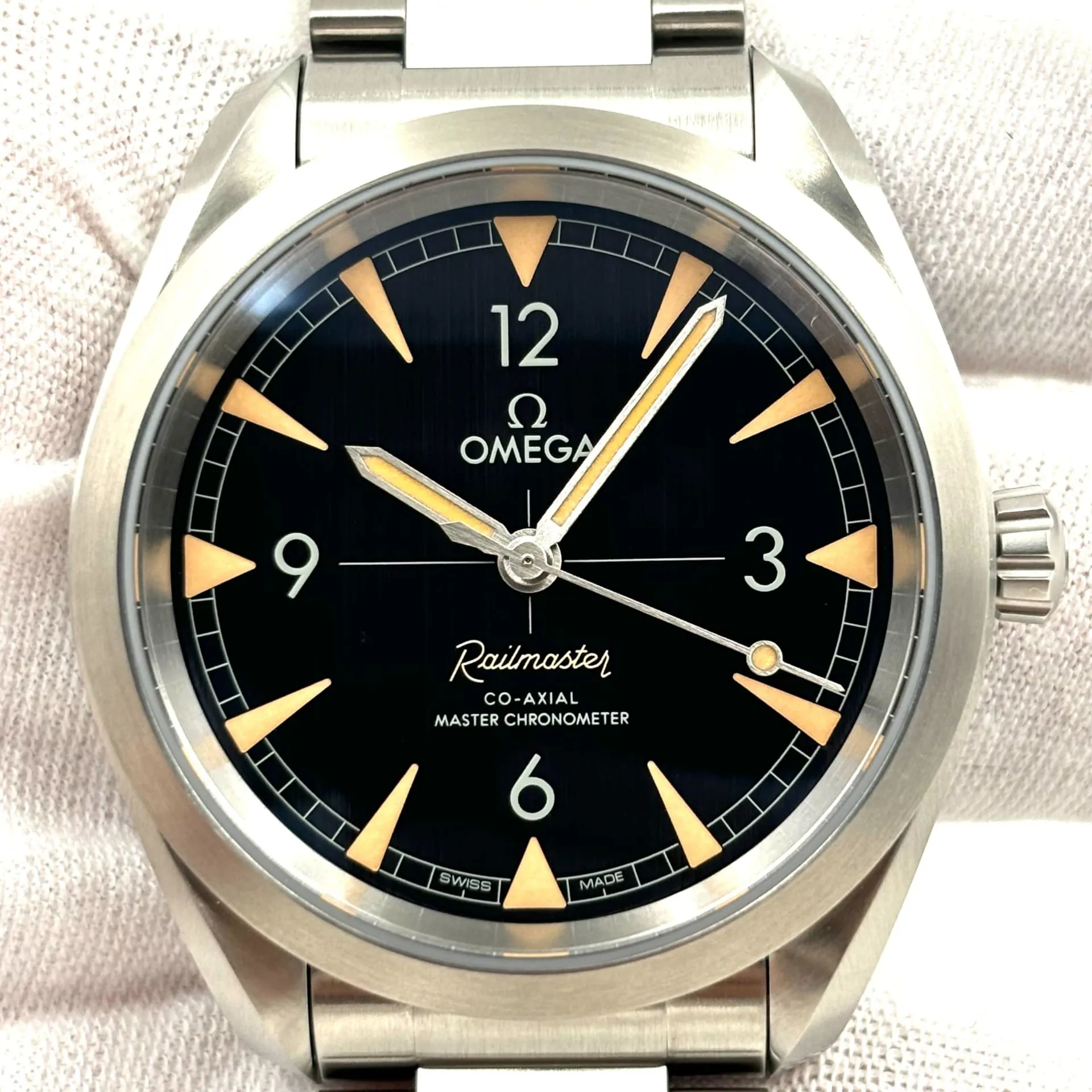 Omega Railmaster 220.10.40.20.01.001 40mm Stainless steel Black