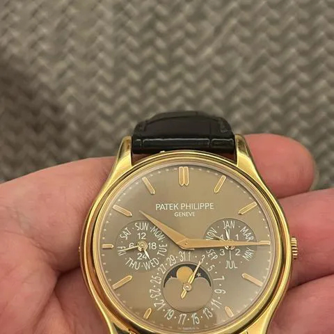 Patek Philippe Perpetual Calendar 5140R-001 37mm Rose gold Brown